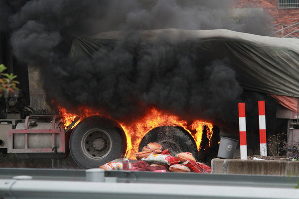 元览科普：货车着火事故频发 卡友夏季行车要留心