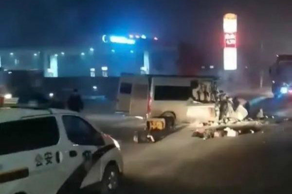 元览实时关注：客车闯红灯追尾大货车 酿成6死6伤惨剧