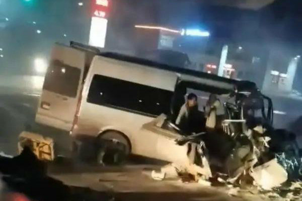 元览实时关注：客车闯红灯追尾大货车 酿成6死6伤惨剧
